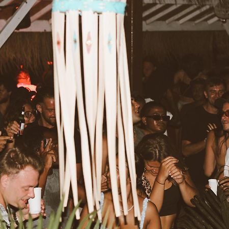 Lucky'S Hostel Gili Air Bagian luar foto