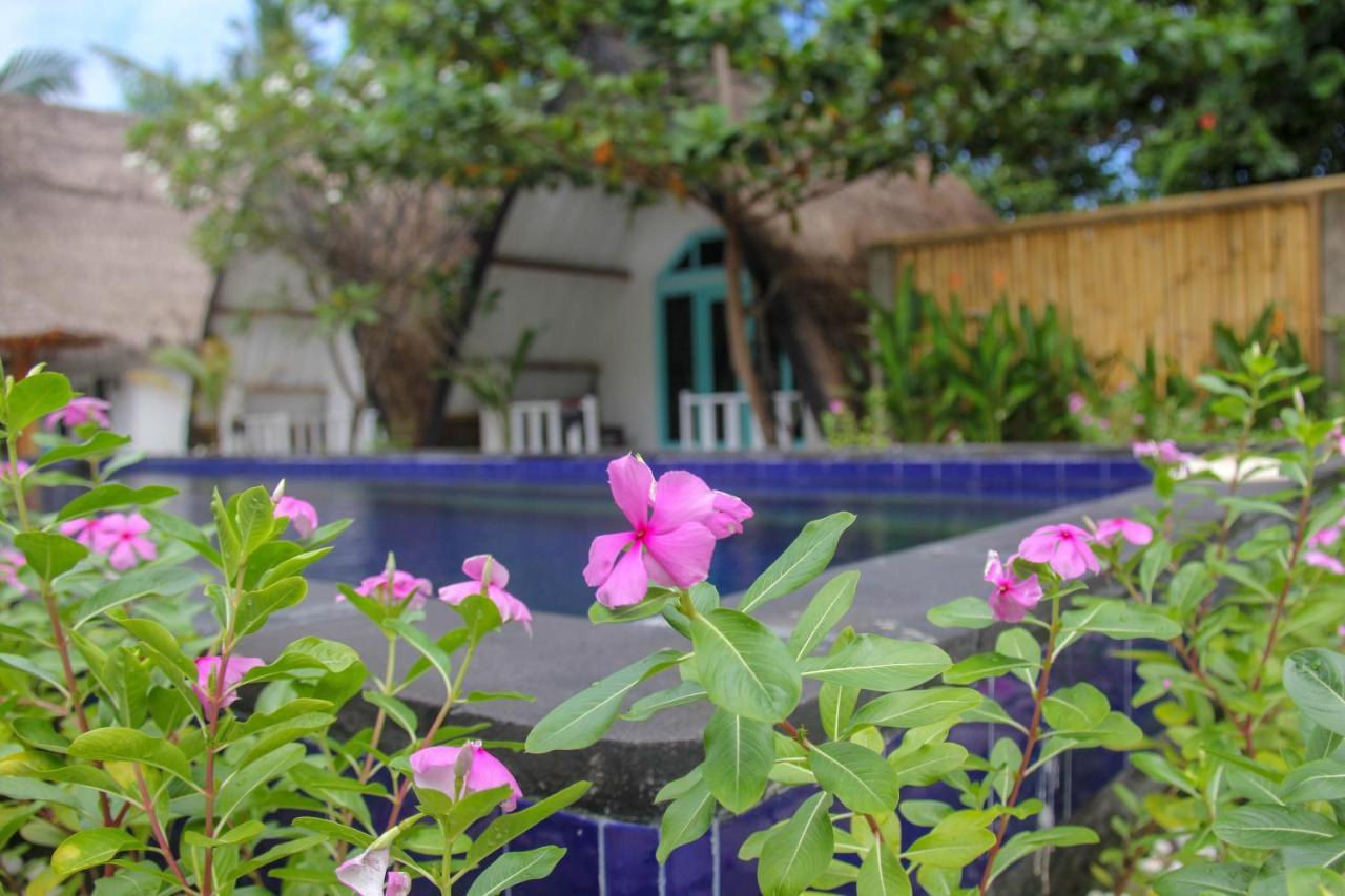 Lucky'S Hostel Gili Air Bagian luar foto
