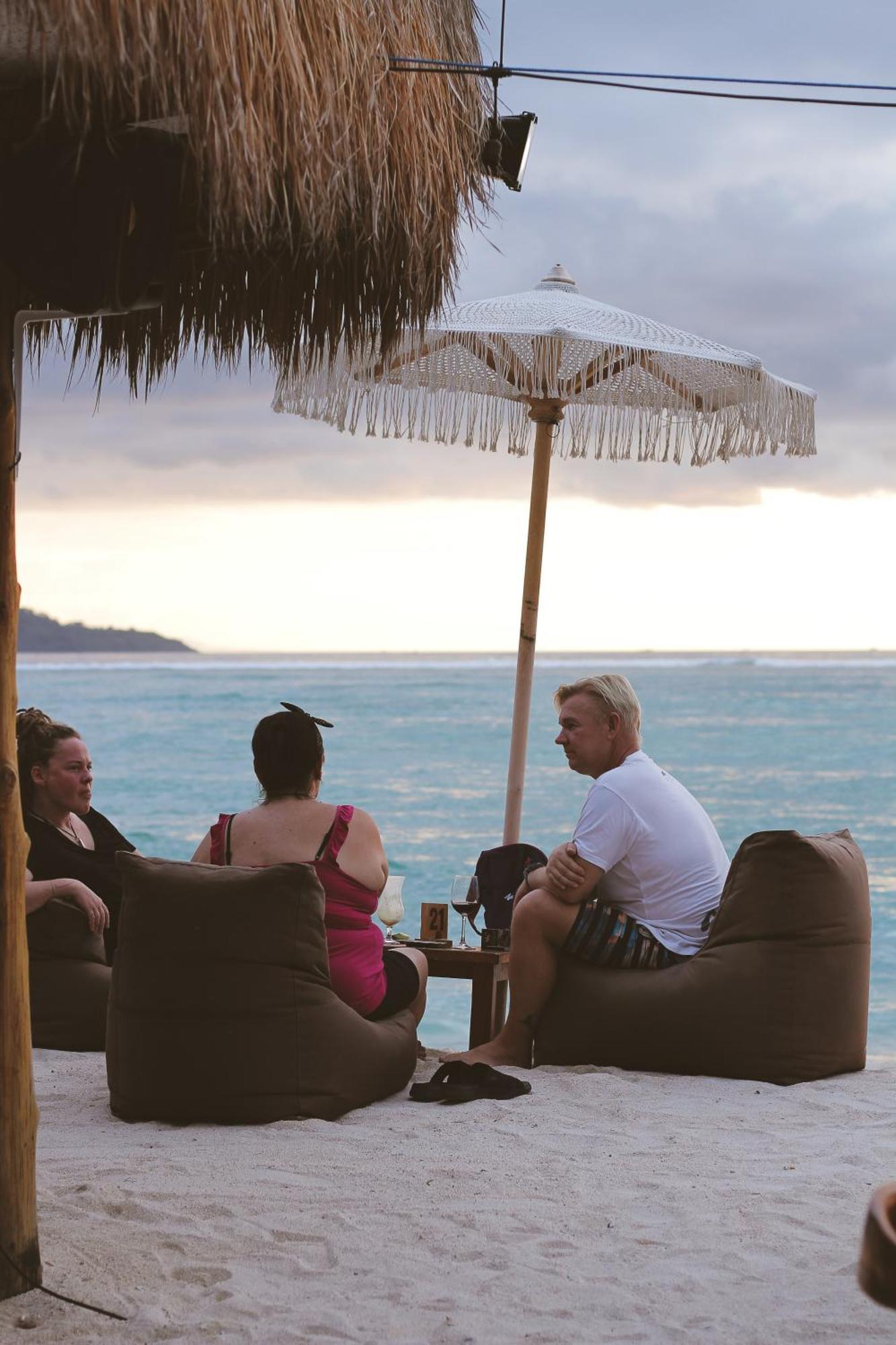 Lucky'S Hostel Gili Air Bagian luar foto