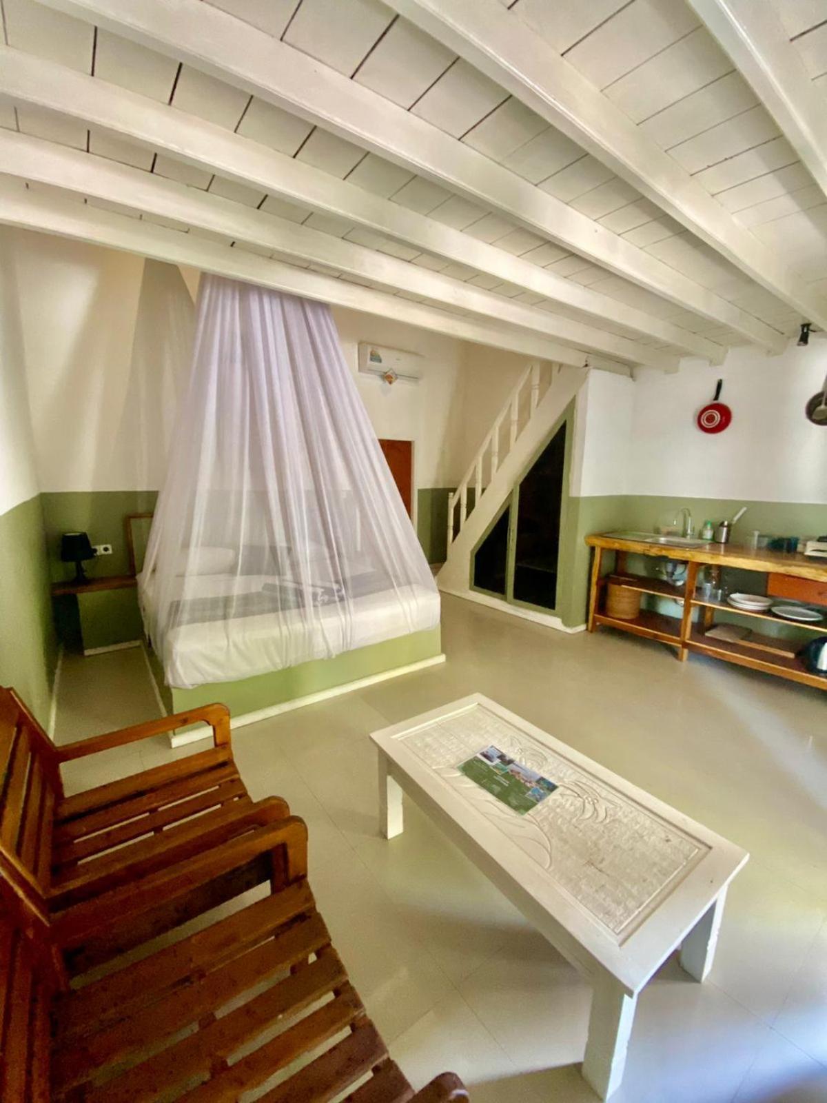 Lucky'S Hostel Gili Air Bagian luar foto