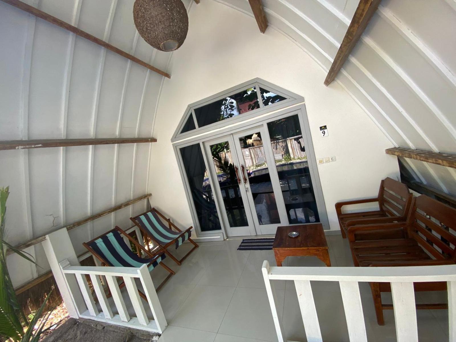 Lucky'S Hostel Gili Air Bagian luar foto