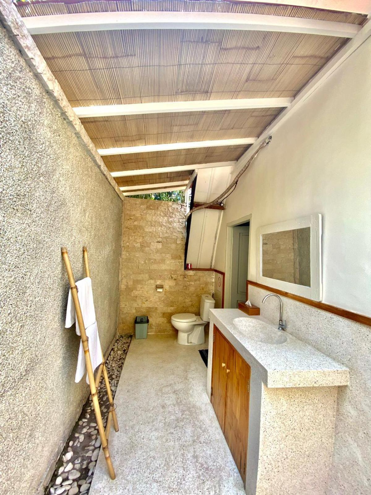 Lucky'S Hostel Gili Air Bagian luar foto